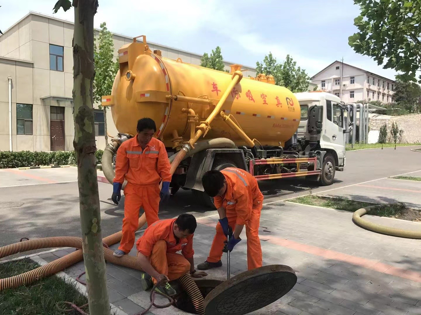 诏安管道疏通车停在窨井附近